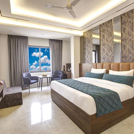Hotel Hsp Plaza New Delhi Bagian luar foto