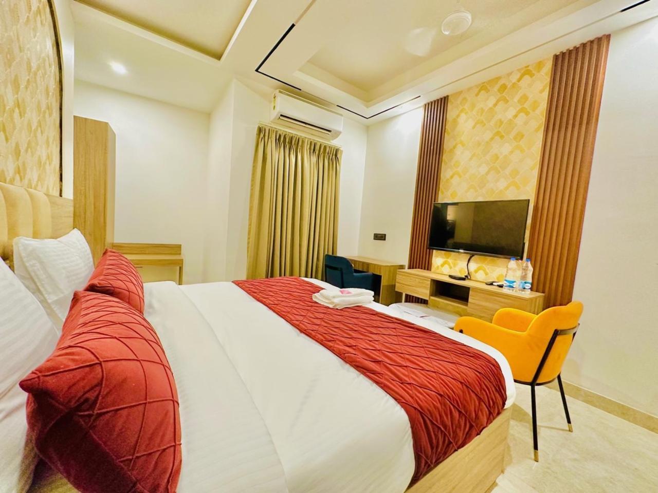 Hotel Hsp Plaza New Delhi Bagian luar foto